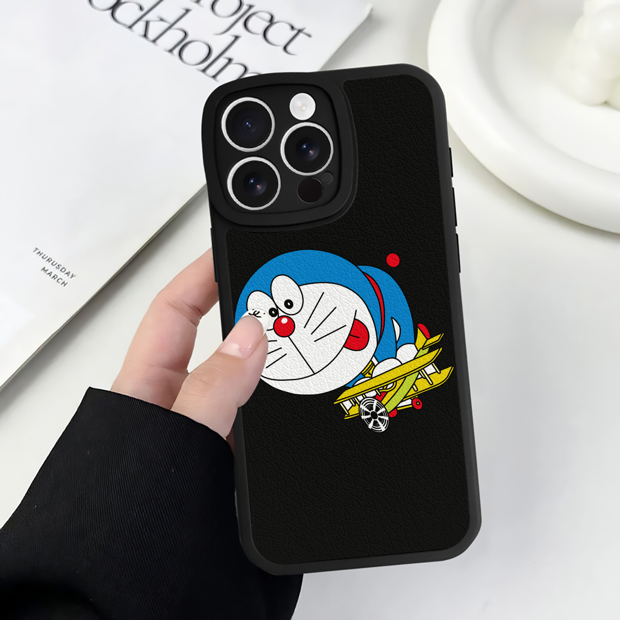 （画像用） ドラえもん Doraemon 【iPhone 16シリーズ対応】シリコンスマホケース（レザー調） 材質：シリコン